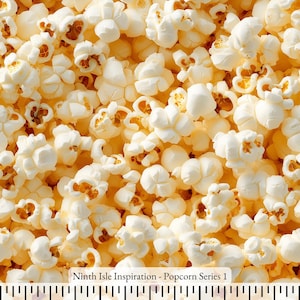 Puede incluir: Una imagen de primer plano de un montón grande de granos de palomitas de maíz. Las palomitas de maíz son de color amarillo claro y parecen estar recién hechas. La imagen es un patrón sin costuras.