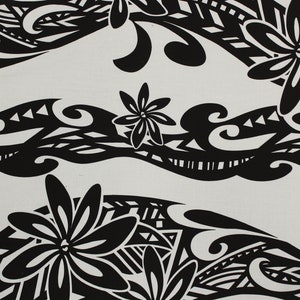 Puede incluir: Tela negra y blanca con un patr&oacute;n repetitivo de flores estilizadas y olas. El dise&ntilde;o recuerda al arte polinesio o hawaiano.