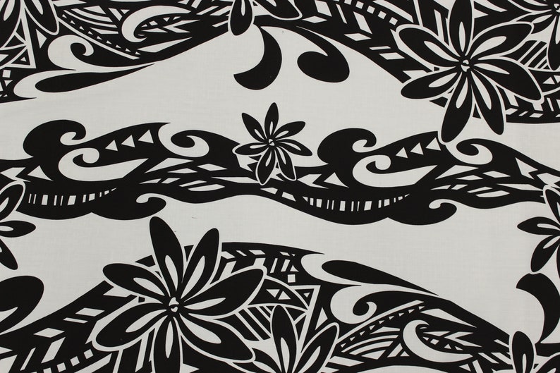 Puede incluir: Tela negra y blanca con un patr&oacute;n repetitivo de flores estilizadas y olas. El dise&ntilde;o recuerda al arte polinesio o hawaiano.