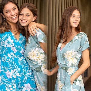 Pu&ograve; includere: Due donne che indossano abiti con stampa floreale abbinati. L'abito a sinistra &egrave; blu con fiori bianchi, e l'abito a destra &egrave; azzurro con fiori gialli.