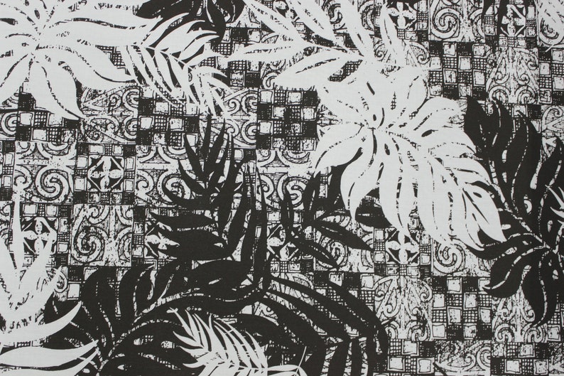 Puede incluir: Tela estampada en blanco y negro con un dise&ntilde;o repetitivo de hojas y formas geom&eacute;tricas.