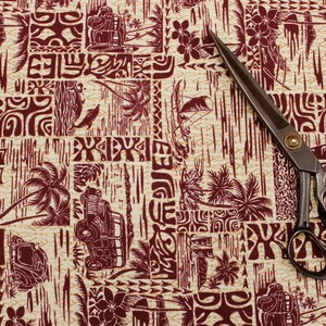 Puede incluir: Un par de tijeras vintage con mango de madera marr&oacute;n y hoja de metal plateado, sobre una tela con estampado hawaiano rojo y blanco.