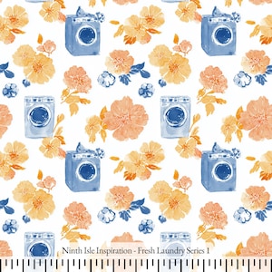 Puede incluir: Un patrón de tela blanca con ilustraciones de acuarela de lavadoras azules y flores naranjas y amarillas. El diseño también incluye bayas azules y el texto "Ninth Isle Inspiration - Fresh Laundry Series 1".