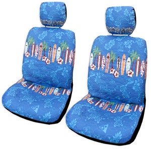 Pu&ograve; includere: Due coprisedili per auto imbottiti blu con tema surf tropicale. Le fodere presentano un motivo ripetitivo di tavole da surf, palme e fiori. Anche i poggiatesta sono rivestiti dello stesso tessuto.