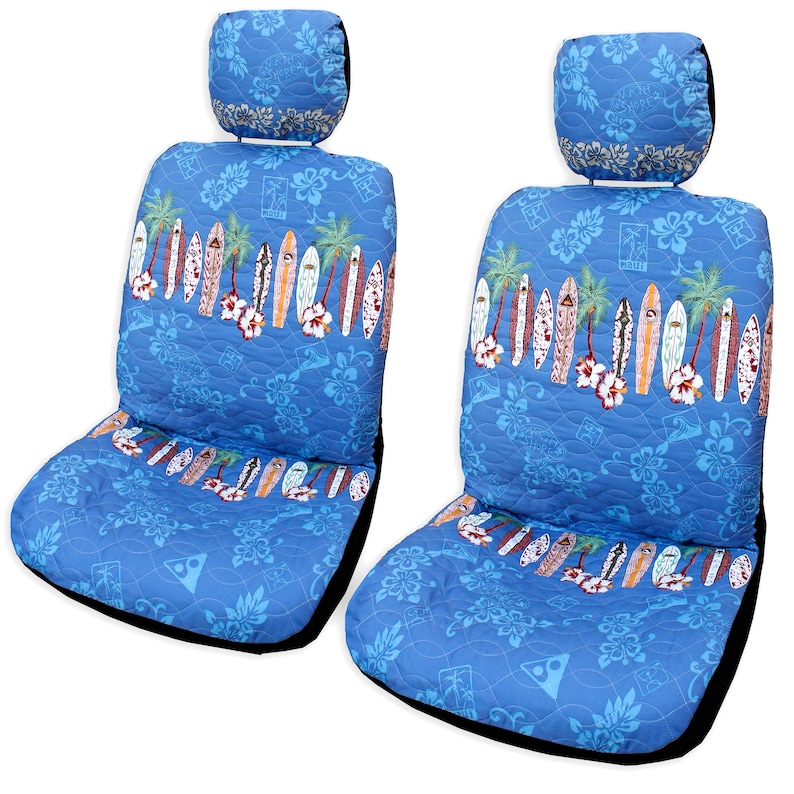 Pu&ograve; includere: Due coprisedili per auto imbottiti blu con tema surf tropicale. Le fodere presentano un motivo ripetitivo di tavole da surf, palme e fiori. Anche i poggiatesta sono rivestiti dello stesso tessuto.