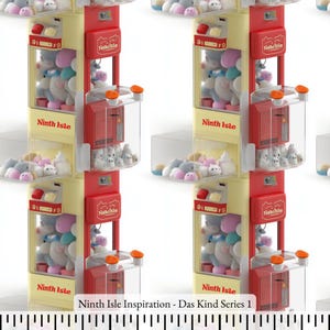 Może przedstawiać: Żółto-czerwony automat do gier z przezroczystym okienkiem z plastiku. Automat jest wypełniony pluszowymi zabawkami, w tym kotami, psami i innymi zwierzętami. Automat ma tabliczkę z napisem "Ninth Isle" i "Ninth Isle Inspiration - Das Kind Series 1".