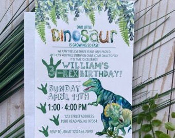 Puede incluir: Una invitación de cumpleaños de dinosaurio verde y blanca con un dinosaurio verde y un triceratops. La invitación dice "¡Nuestro pequeño dinosaurio está creciendo tan rápido!" y "¡El cumpleaños de William 3-Rex!" La invitación también incluye la fecha y la hora de la fiesta, la dirección y la información de RSVP.