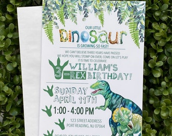 Puede incluir: Una invitación de cumpleaños de dinosaurio verde y blanca con un dinosaurio verde y un triceratops. La invitación dice "¡Nuestro pequeño dinosaurio está creciendo tan rápido!" y "¡El cumpleaños de William 3-Rex!" La invitación es para el domingo 11 de abril de 1:00 PM a 4:00 PM. La dirección es 123 Street Address, Port Reading, NJ 07064. RSVP a Jen al 123-456-7890.