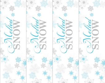 Peut inclure: Quatre étiquettes cadeaux imprimables blanches avec un motif de flocons de neige bleus et gris. Le texte "Melted Snow!" est écrit en cursive sur chaque étiquette.