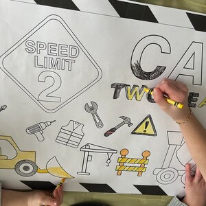 Könnte beinhalten: Eine Schwarz-Weiß-Malvorlage mit den Worten "Speed Limit 2" in einem Bauschild. Die Seite zeigt auch einen Bauwagen, einen Kran, einen Hammer, einen Schraubenschlüssel, eine Warnweste, ein Warnschild und eine Barrikade. Die Seite wird mit gelben Buntstiften ausgemalt.