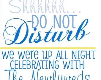 Puede incluir: Un colgador de puerta blanco con detalles azules y amarillos. Dice "Shhhhh... No molestar. Estuvimos despiertos toda la noche celebrando con los recién casados. Sr. y Sra. Carroll 5.15.15"