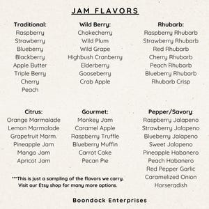 Puede incluir: Un letrero informativo blanco titulado JAM FLAVORS que enumera categor&iacute;as que incluyen Traditional, Wild Berry, Rhubarb, Citrus, Gourmet y Pepper/Savory con varios nombres de sabores de mermelada impresos en texto negro, terminando con Boondock Enterprises.