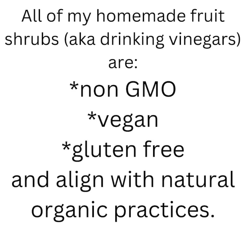 Op de afbeelding: Tekst op een witte achtergrond die aangeeft dat alle zelfgemaakte fruitshrubs (ook wel drinkazijn genoemd) niet-GMO, veganistisch, glutenvrij zijn en in lijn zijn met natuurlijke biologische praktijken.