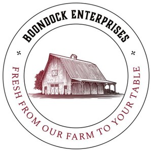 Puede incluir: Un logotipo circular que presenta un dibujo de l&iacute;neas de color rojo oscuro de un granero en el centro. El texto BOONDOCK ENTERPRISES est&aacute; arqueado en la parte superior y el texto FRESH FROM OUR FARM TO YOUR TABLE en la parte inferior.
