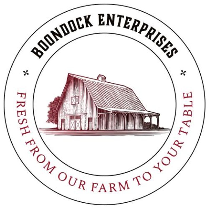 Puede incluir: Un logotipo circular que presenta un dibujo de l&iacute;neas de color rojo oscuro de un granero en el centro. El texto BOONDOCK ENTERPRISES est&aacute; arqueado en la parte superior y el texto FRESH FROM OUR FARM TO YOUR TABLE en la parte inferior.