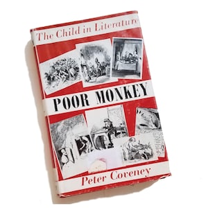 Könnte beinhalten: Ein Vintage-Buch mit dem Titel "Poor Monkey" von Peter Coveney. Das Buch hat einen roten Einband mit dem Titel in großen weißen Buchstaben und Illustrationen. Das Buch gehört zur Reihe "The Child in Literature".