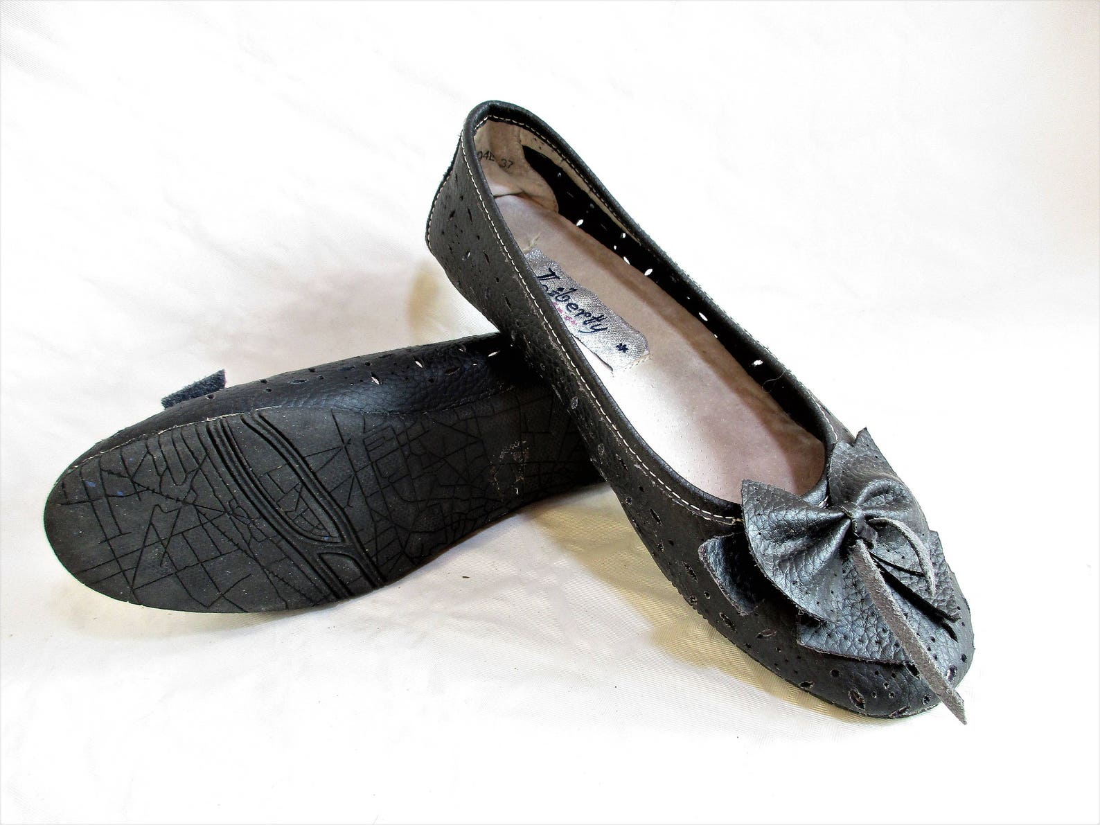 vintage italian perforated charcoal leather ballet flats with ribbon embellishment , size : eu 37 / us women's 6 1/2 vintage italian perforated charcoal leather ballet flats with ribbon embellishment , size : eu 37 / us women's 6 1/2