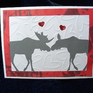 Elch Grußkarte, Jubiläum, Valentinstag, Hochzeit, Liebe handgemachte Grußkarte für viele Gelegenheiten.  Geprägte Herzen und sich küssende Elche.