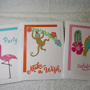 Cartes ou invitations joyeuses colorées, images découpées de flamants roses, de singes et de perroquets. Fait à la main, intérieur vierge, anniversaire ou toute célébration