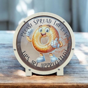 Divertente barattolo per le mance dei bagel – “Please Spread the Love” – Barattolo per le mance in legno e acrilico – Grazioso arredo per bancone di panetteria/caffetteria – Scatola per le mance indipendente