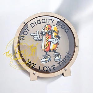 Peut inclure: Panneau rond en bois avec un centre transparent représentant un dessin animé de hot-dog portant des lunettes de soleil et des baskets. Le panneau indique "HOT DIGGITY DOG WE LOVE TIPS !" dans une police amusante. Le panneau est monté sur une surface blanche.