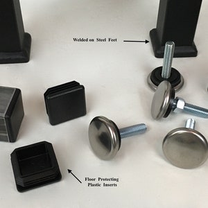 Puede incluir: Primer plano de varios pies de muebles, incluyendo pies de acero soldados, pies ajustables de acero inoxidable y protectores de suelo de pl&aacute;stico negro.  "Welded on Steel Feet" y "Stainless Steel Adjustable Feet" est&aacute;n etiquetados en la imagen.