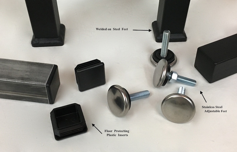 Puede incluir: Primer plano de varios pies de muebles, incluyendo pies de acero soldados, pies ajustables de acero inoxidable y protectores de suelo de pl&aacute;stico negro.  "Welded on Steel Feet" y "Stainless Steel Adjustable Feet" est&aacute;n etiquetados en la imagen.