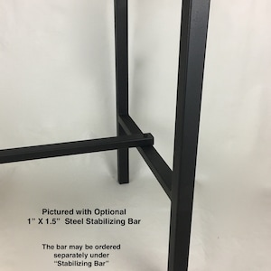 Puede incluir: Patas de mesa de metal negro con una barra estabilizadora. En la imagen se muestra una barra estabilizadora de acero opcional de 2,5 cm x 3,8 cm. La barra se puede pedir por separado en "Barra estabilizadora"