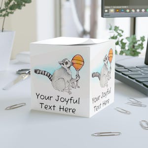 Fånig lemur med klubba - Anteckningskub - Roliga kontorsmaterial, skrivbordsdekor, presenter till studenter, unika brevpapper, personliga anteckningar