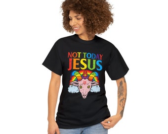 Op de afbeelding: Zwart T-shirt met een regenboog en een roze geitenkop met hoorns en een pentagram. De tekst "NOT TODAY JESUS" is op het T-shirt gedrukt.
