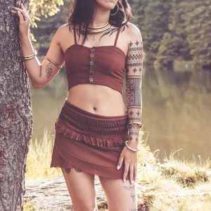 Minifalda cruzada tribal bohemia - Falda corta bohemia chic con cinturón estampado a mano - Estampado de bloques