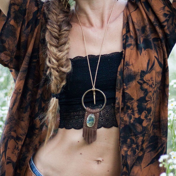 Collier amulette tribal en cuir, pendentif chamanique à franges - Sautoir bohème d'inspiration amérindienne