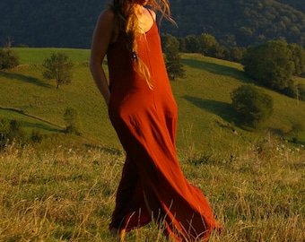 Długa sukienka z terakoty z kieszeniami • Sukienka boho chic • Długa sukienka z odkrytymi plecami • Sukienka LYRA