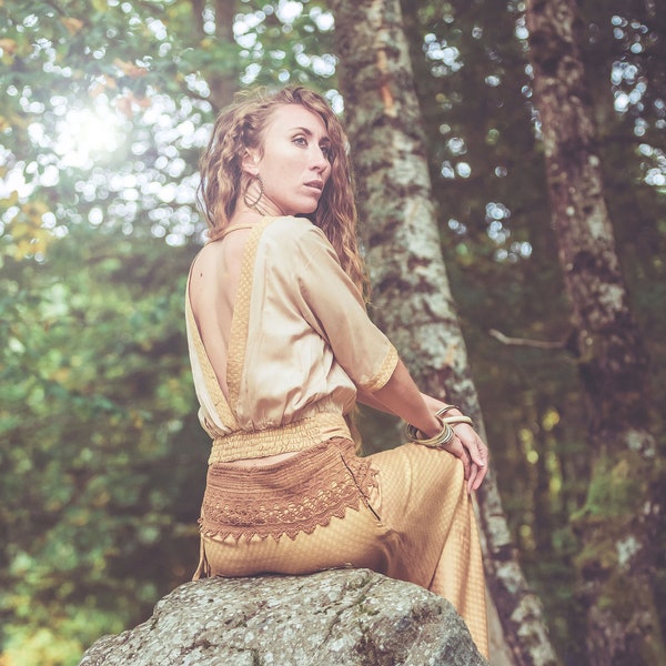 Blouse bohème à dos-nu plongeant - Haut ocre nude à manches courtes, style vintage moderne