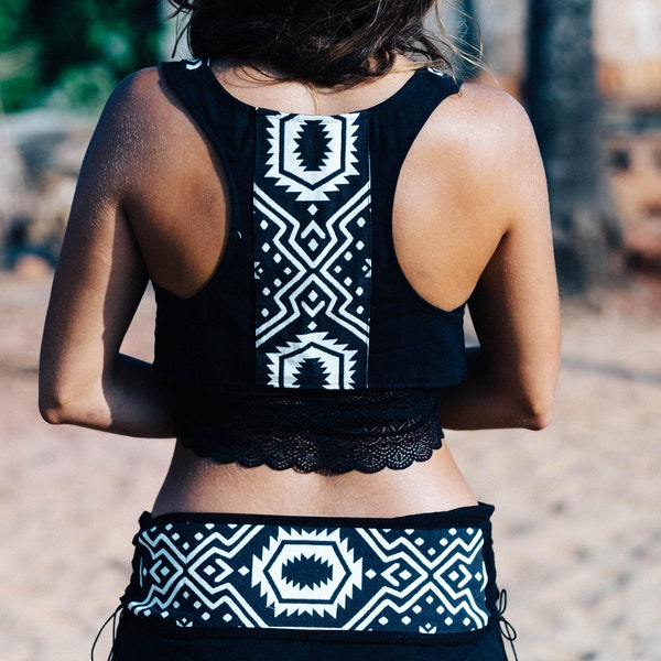 Kurze ärmellose Weste im Tribal-Stil mit ethnischer Stickerei, schwarzer Boho-Chic-Bolero – APSÂRA-Weste