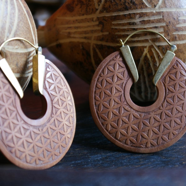 Grandes créoles plates - Boucles d'oreille rondes en bois gravé - bijoux fleur de vie gypsy festival