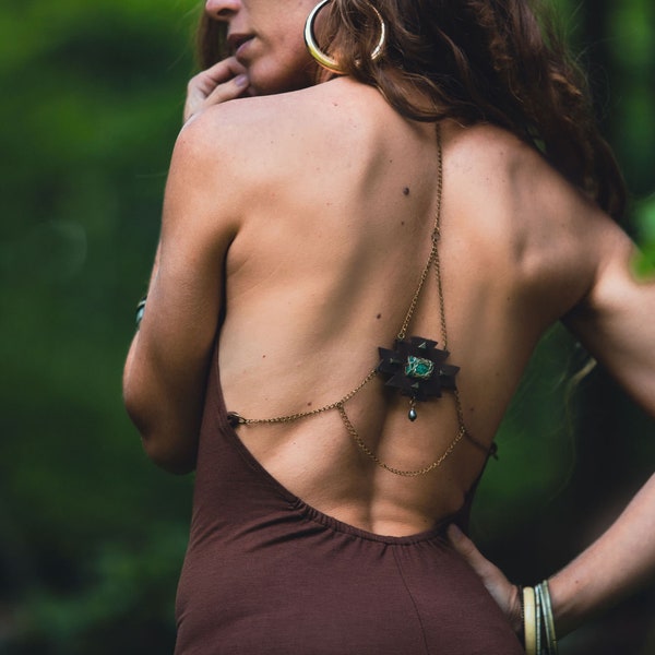 Kurzes, tief ausgeschnittenes Kleid mit originellem Rückenausschnitt – Sexy Minikleid mit Körperschmuck, Abend- oder Festival-Outfit, mit Wasserfallausschnitt >> Tara-Kleid