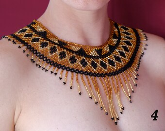Collier Plastron Ethnique – Nacre, Perles Rocaille, Métal – Blanc/Marron/Doré – Longueur 42 Cm