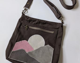 Upcycled Denim Umhängetasche, Landschaftsapplikation Sling