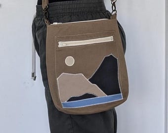 Upcycled Denim Crossbody Bag, genähte Landschaftsschlinge