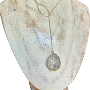 Collier en Y en forme de larme, géode druzy irisée, larme, chaîne forçat en argent sterling et pièce maîtresse ovale.