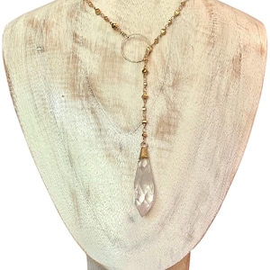 Collier en Y avec pendule lariat en forme de larme à multiples facettes en quartz, chaîne disque et pièce maîtresse de l'anneau plaqués.