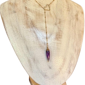 Collar tipo lariat con péndulo de punta multifacético de amatista, cadena satélite de 14 KGF y pieza central en forma de corazón.