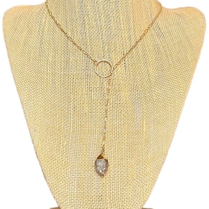 Collana a Y con pendolo a punta piccola Herkimer Diamond su catena satellite riempita da 14 kg e anello centrale testurizzato.
