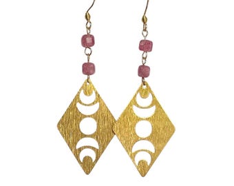 Orecchini a forma di rombo o rettangolo con fasi lunari, in oro con perline di tormalina. Ganci ipoallergenici.