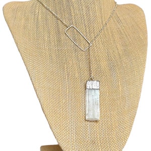 Selenitscheibe vertikales Pendel Lariat Y-Halskette an Sterlingsilber-Kette 8 & Sterlingsilber-Rechteck-Mittelstück.