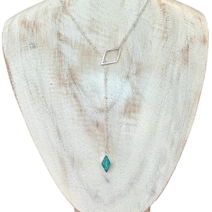 Collar tipo lariat en forma de Y con doble péndulo de diamantes de amazonita, cadena satélite de plata esterlina y pieza central en forma de rombo de diamantes.