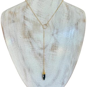 Collar con lazo en Y de péndulo con punta pequeña de ónix negro, cadena de cable de 14 KGF y anillo central.