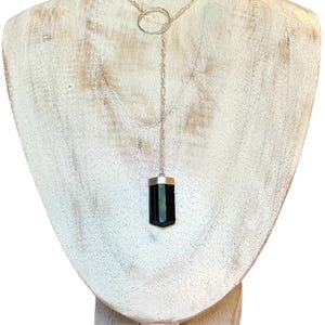 Collar con lazo de péndulo vertical con punta de turmalina negra en Y, cadena larga/corta de plata de ley y anillo central.
