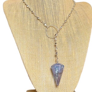 ¡Excepcional! Collar con péndulo y lazo en Y con inclusión de tanzanita Aura y cadena de discos alternados de plata. Magia para llevar. (Cuarzo con infusión de oro e indio)